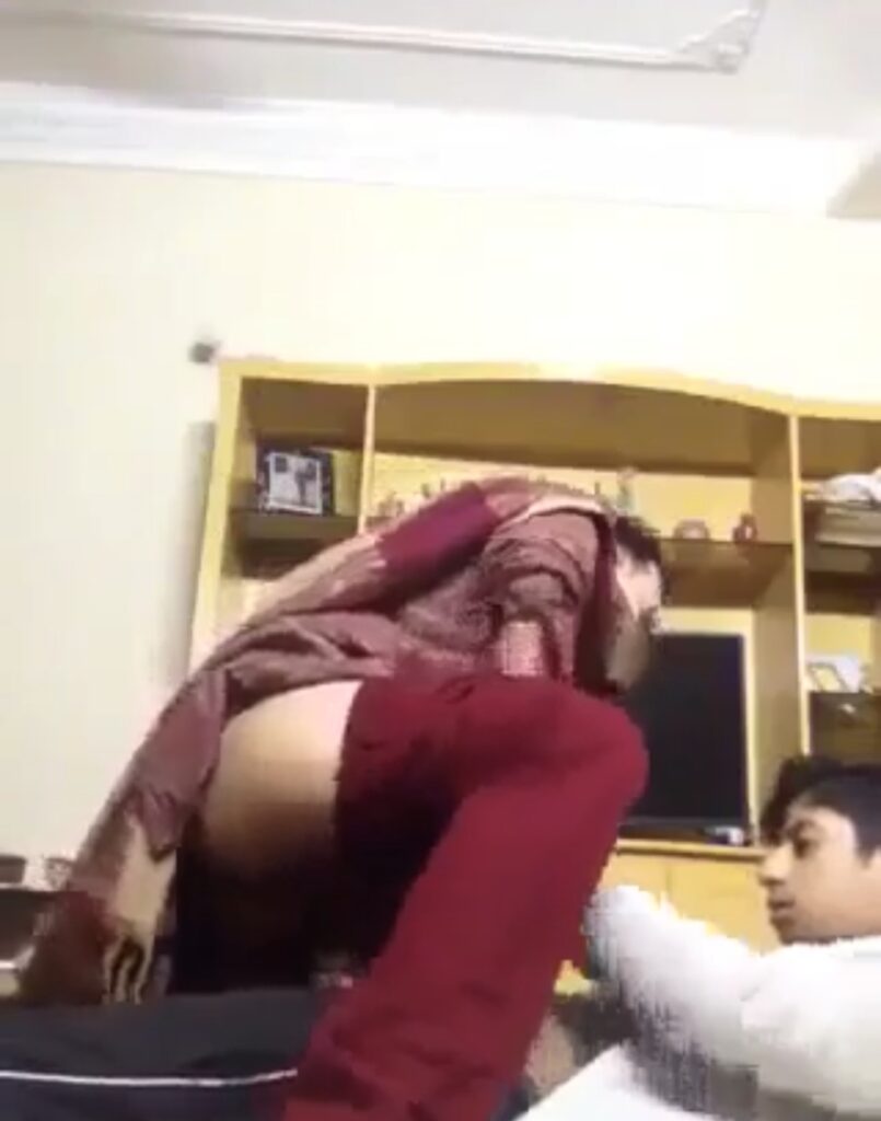 Pakistani boy fuck her school teacher at home